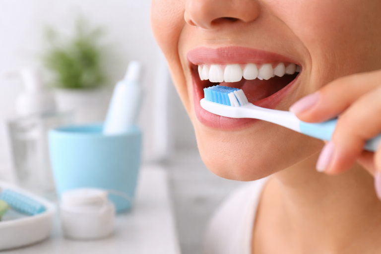 Kri med ščetkanjem: Zakaj dlesni krvavijo in zakaj to ni “normalno”?